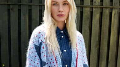 Model in Herzchen-Strickjacke von Lana Grossa