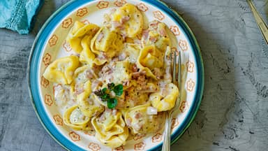 Tortellini mit Schinken-Sahnesoße