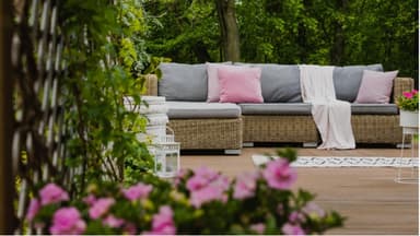 Ein Garten mit modernen Sitzmöglichkeiten