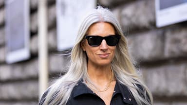 Sarah Harris hat ihre grauen Haare rauswachsen lassen