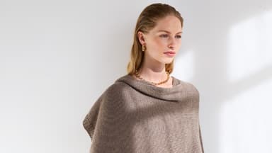 Model mit gestricktem Kaschmir-Poncho von Lana Grossa