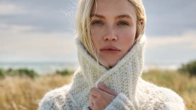 Model in gestricktem Mantel aus dicker Wolle von Lana Grossa