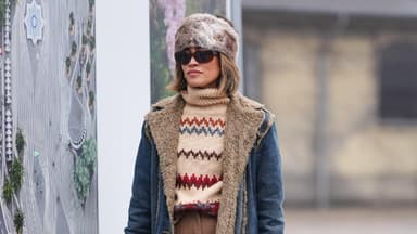 Frau trägt Stirnband im Streetstyle