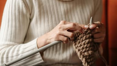 Frau macht Fehler beim Stricken