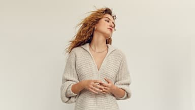 Model in beigem V-Pullover aus Baumwolle von Lana Grossa