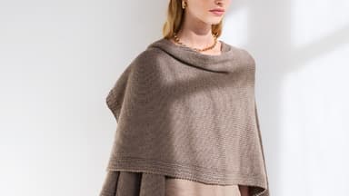 Model in Kaschmir-Poncho von Lana Grossa