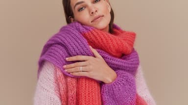 Stricken mit Seide - Model in XXL-Schal von Lana Grossa