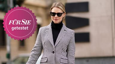 Eine Frau trägt ein wärmendes Unterziehshirt unter dem Blazer