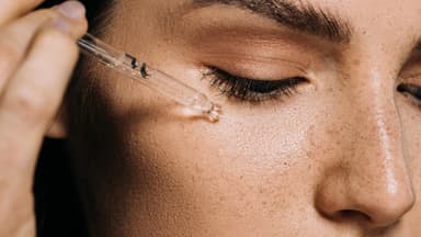 Frau benutzt Botox-Serum von dm