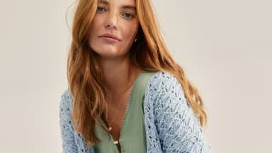 Model in gestrickter Frühlingsjacke von Lana Grossa
