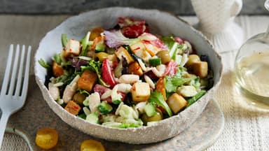 Griechischer Salat mit Gurke und Tofu 