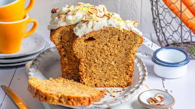 Karottenkuchen mit Frischkäse-Topping 