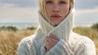 Stricken mit dicker Wolle - Model in Chunky-Mantel von Lana Grossa