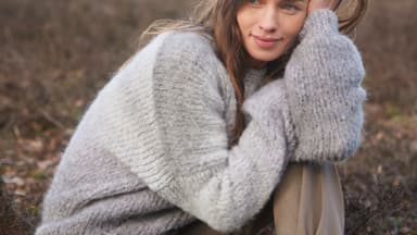 Stricken mit dicker Wolle - Model in Oversize-Pullover von Lana Grossa