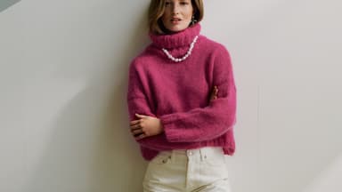 Stricken mit dicker Wolle - Model in Statement-Rollkragenpullover von Lana Grossa