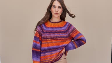 Strickanleitung für den Top Down-Streifenpullover von Lana Grossa Stricken mit dicker Wolle - Model in Top Down-Streifenpullover