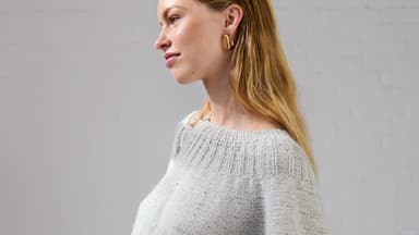 Stricken mit Rundstricknadel - Model in Kaschmirpullover von Lana Grossa