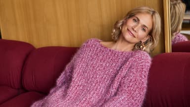 Stricken mit zwei Farben - Model in zweifarbigem Pullover von Lana Grossa