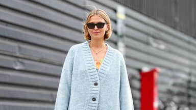 Besucherin der Copenhagen Fashion Week trägt den Stricktrend für 2025