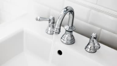 Den Waschbecken-Überlauf zu reinigen ist nicht schwer