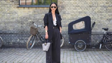 Frau trägt Marlenehose mit Sandaletten 