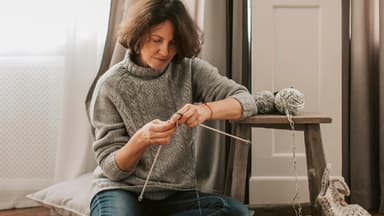 Frau strickt mit den besten Stricknadeln