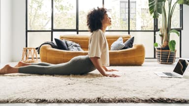 Eine Frau macht Yoga