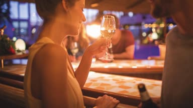 Reden, lachen, flirten – bei einem Drink an der Bar