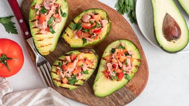 Gegrillte Avocado mit Tomaten-Salsa
