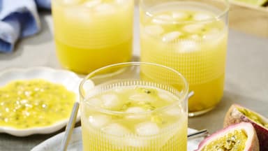 Maracuja-Cocktail in Gläser gefüllt mit Eiswürfeln 