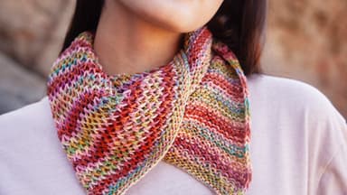 Model mit gestricktem Nickituch von Lana Grossa