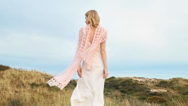 Model mit rosa Schal mit Häkelspitzenmuster von Lana Grossa