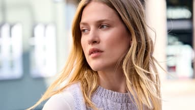Model in leichtem Slipover von Lana Grossa