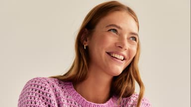 Model in gestricktem Sommershirt von Lana Grossa