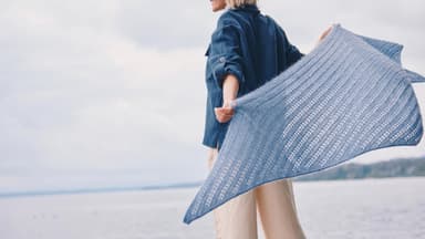 Model mit Sommertuch von Lana Grossa