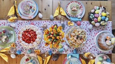 Vegetarisches Ostermenü: Ein gedeckter Tisch mit Osterdeko und einigen Leckereien