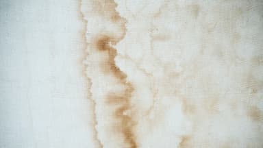 Wasserflecken, die entfernt werden müssen