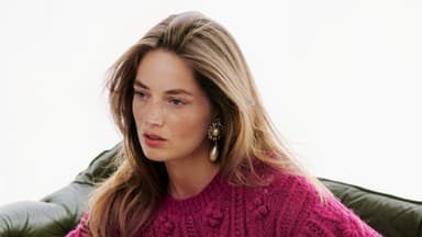 Model mit Pullover mit Zopfmuster