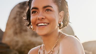 Frau am Strand trägt Schmuck 