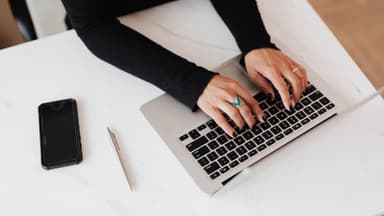 Frau am Laptop