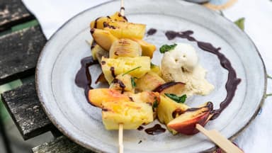 Fruchtspieße mit Schoko-Espresso-Sauce 