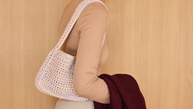 Model mit Häkeltasche Baguette Bag von Lana Grossa