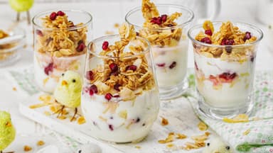 Joghurt mit Früchten und Müsli im Glas 