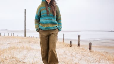 Model in Knopfleisten-Streifenhoodie von Lana Grossa