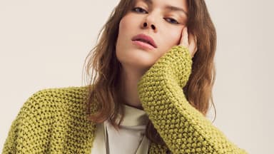 Model in langer Strickjacke von Lana Grossa