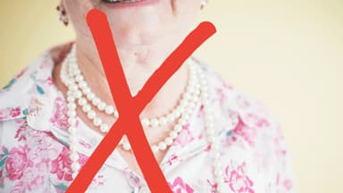 Eine Oma mit spießiger Perlenkette 