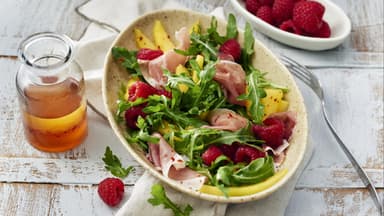 Rucolasalat mit Mango, Himbeeren und Schinken 