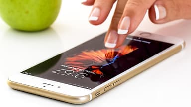 Smartphone liegt auf dem Tisch