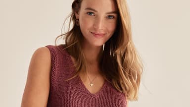 Model in gestricktem Top für große Größen