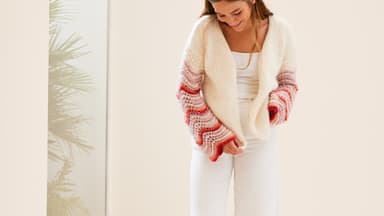 Model in Wellenmuster-Strickjacke von Lana Grossa